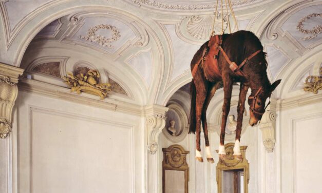 „NIGHT“ in der Neuen Nationalgalerie Berlin: Maurizio Cattelan – Die Nacht als Spiegel der Erinnerung