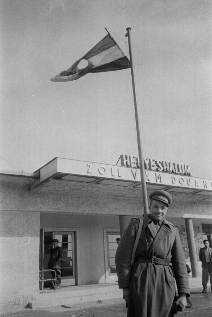 Grenzstation Hegyeshalom-Nickelsdorf während des Aufstandes, Harry Weber, 1956 © Österreichische Nationalbibliothek