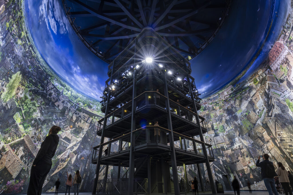 Im 360° Panorama Konstanz verbindet der Künstler Yadegar Asisi Bild, Architektur, Licht und Klang zu einer immersiven Erlebnisausstellung. © 360°PANORAMA Konstanz
