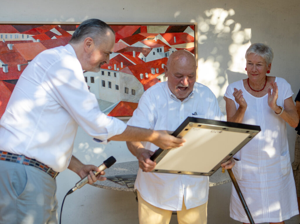 Landeshauptmann Hans Peter Doskozil überreichte Harro Pirch symbolisch die Urkunde zur Retrospektive in der Landesgalerie Burgenland. © Landesmedienservice Burgenland