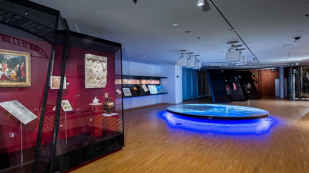 Die Dauerausstellung erstreckt sich über mehrere Etagen und führt chronologisch wie thematisch durch die europäische Geschichte. © Haus der Europäischen Geschichte Brüssel