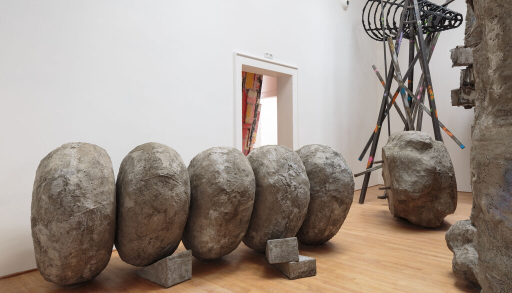 Phyllida Barlow, Installationsansicht, 2017, © Phyllida Barlow Estate. Courtesy the Phyllida Barlow Estate and Hauser & Wirth, Foto: Ruth Clark