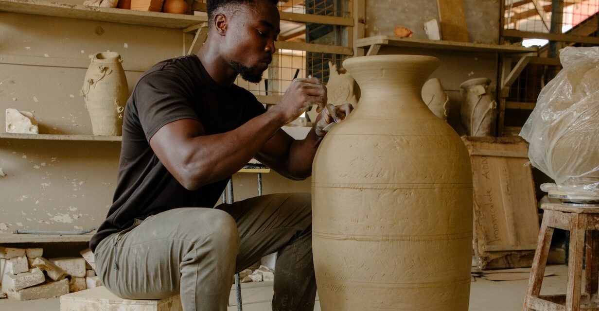 Museum für Kunst und Gewerbe Hamburg (MK&G): „Contemporary Craft: Kobina Adusah“. Wenn Erde Geschichten erzählt