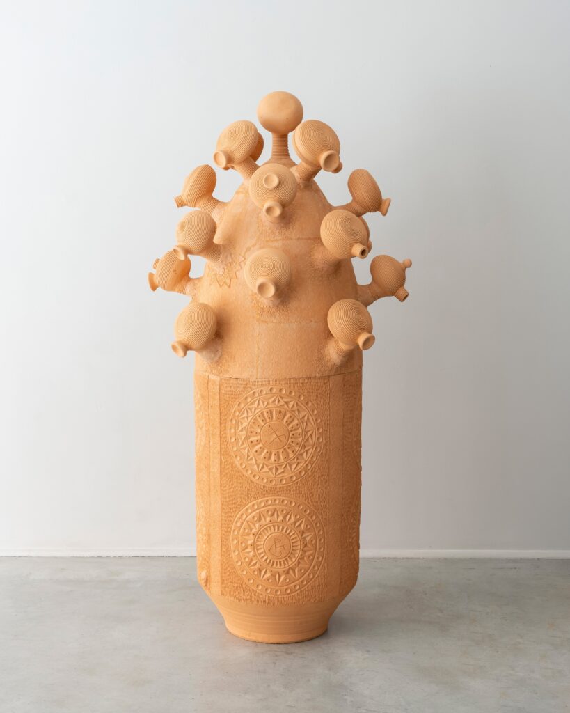 Kobina Adusah (* 1999), Chorus of Ancestors 2026, Foto: Penguins Egg Studio, Courtesy Gallery FUMI