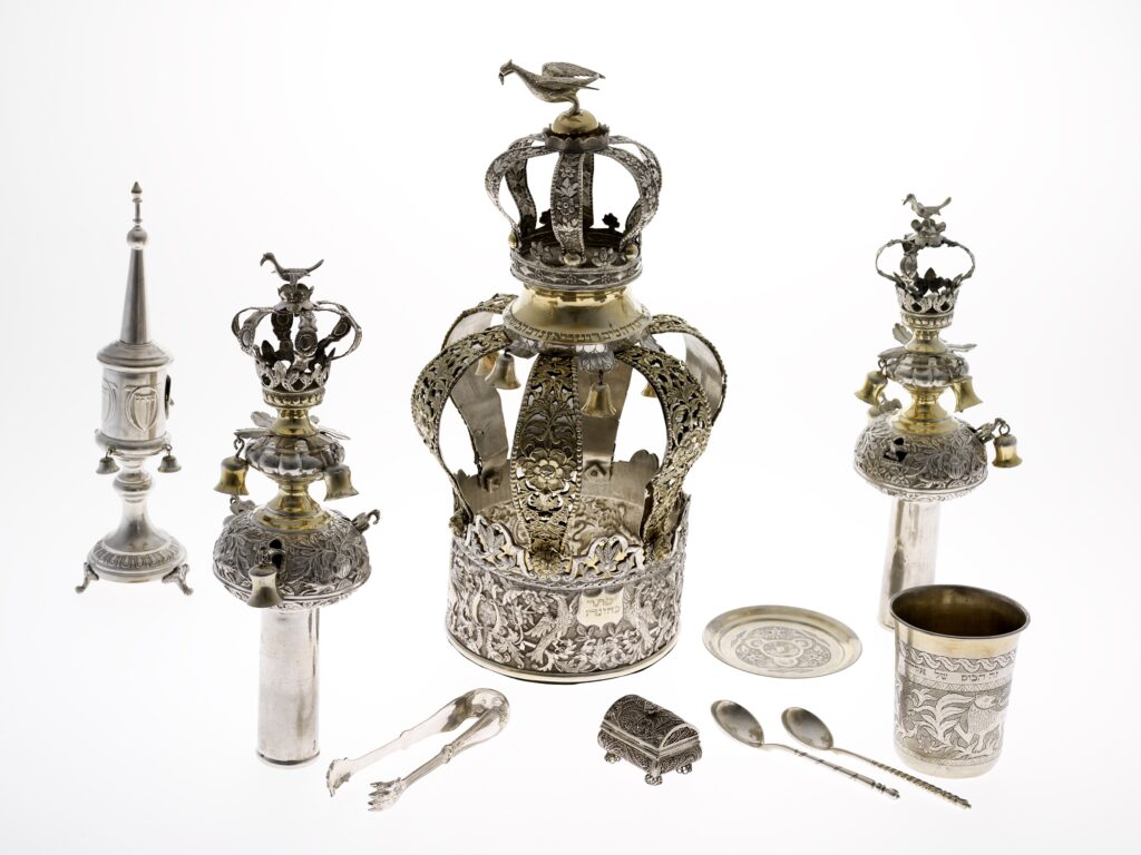 Tora-Schmuck und Silberobjekte Jüdisches Museum Hohenems, Foto: Dietmar Walser