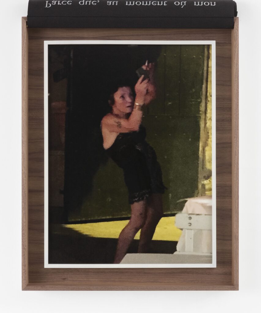 Sophie Calle, „The unknown woman“, 2018, Farbfotografie, bestickter Filz, Rahmen © Sophie Calle. VG Bild-Kunst, Bonn 2026. Courtesy of the artist, Mrac Occitanie and Perrotin
