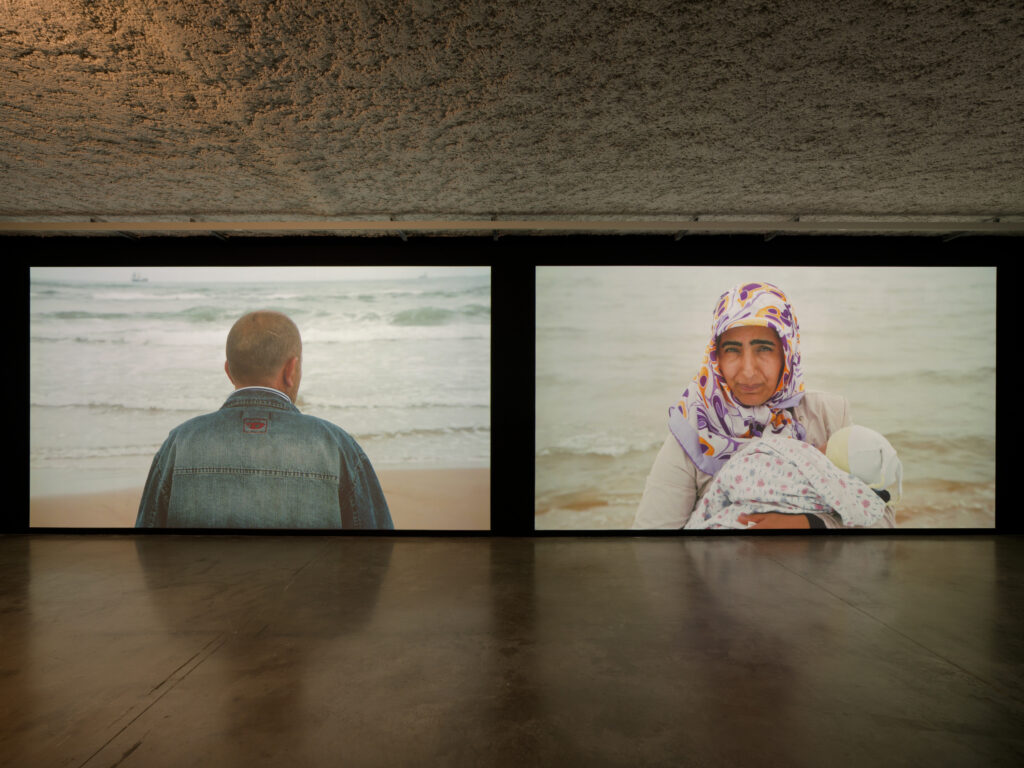 Sophie Calle, „Voir la mer“ (Detail), 2011, Mehrkanal-Videoinstallation, Farbe, Ton, Maße und Dauer variabel, Ausstellungsansicht Mrac Occitanie, Sérignan, 2025© Sophie Calle. VG Bild-Kunst, Bonn 2026. Courtesy of the artist, Mrac Occitanie and Perrotin. Foto: Aurélien Mole