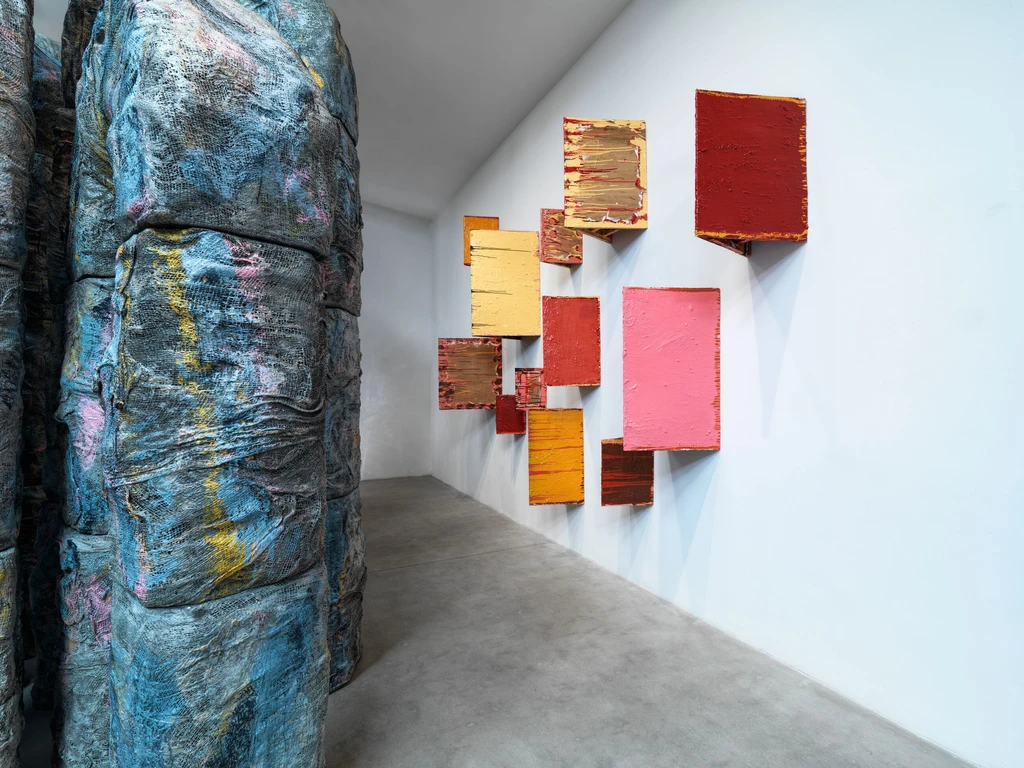 Phyllida Barlow, Ausstellungsansicht © Phyllida Barlow Estate. Courtesy the Phyllida Barlow Estate and Hauser & Wirth, Foto: Ken Adlard